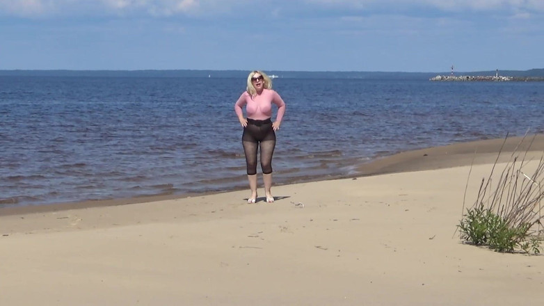 RedRoseRus: Lustige MILF mit Nylonarsch und titten am strand