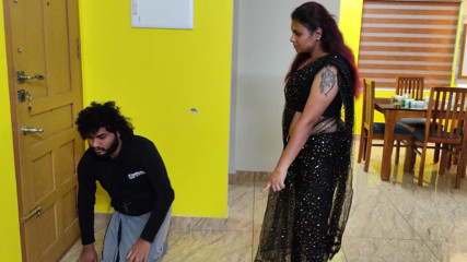 Vaigavarun Feet romance: La signora punisce il corpo del servo a un calpestamento...