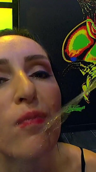 Devot Delia gangbang & sesi kencing