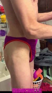 Pembe bikinili travesti Cdmichelle thrif mağazasından aldı