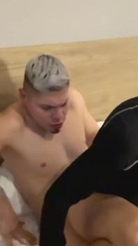 ホットなラテン系男が大きなお尻を持つハードな継父とセックス