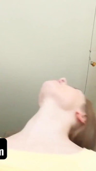 姐姐爱我 - 好色的继兄弟情不自禁地抓住并摩擦他的继妹湿润的阴户