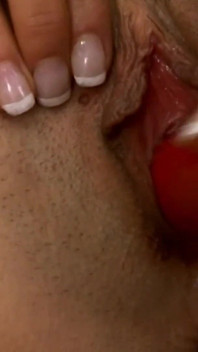 Si rambut coklat Cantik menjolok dirinya ke orgasme meletup