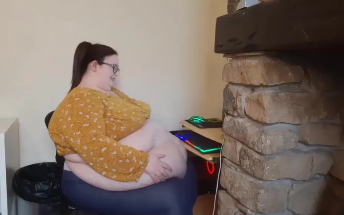 SSBBWLadyBrads: Fat girl office struggles