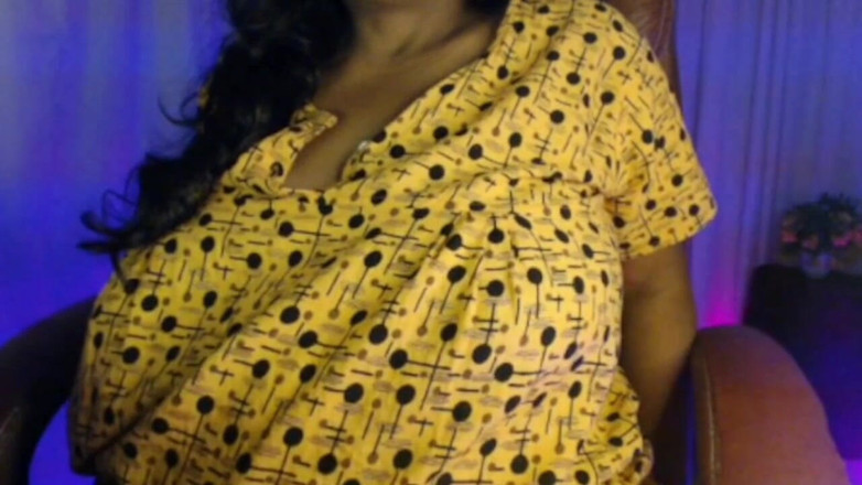 HotGirl21: Těhotná dáma Si hraje s prsy a velkým břichem.