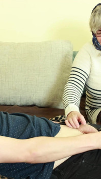 La sua prima esperienza con una nonna pelosa con la pancia grassa