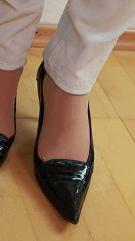 White Jeans, naaylon danging aur red toenail ka khulaasa