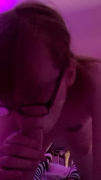 Princesskitti3 gibt einem anderen mit dicken eiern den kompletten halsfick und schluckt ihre riesige ladung
