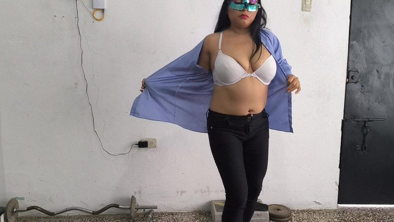 NEGRITA SEXY: Seorang polisi wanita sudah di rumah, siap untuk istirahat kerjanya....