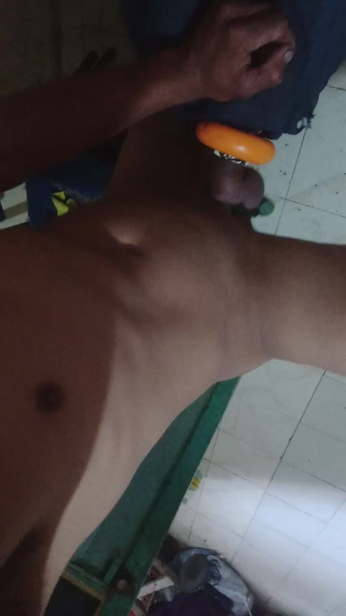 Red lait: Skinny Guy Masturbating at Home