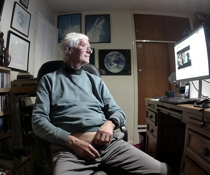 bigears: Pertunjukan pancutan mani kamera web persendirian