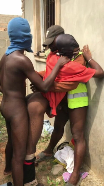 Sexylary: Il mio patrigno e il suo amico mi scopano dietro...