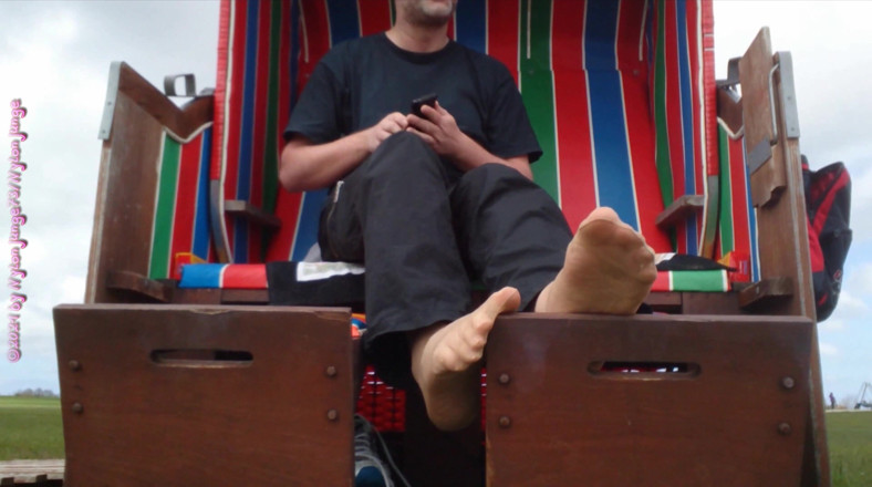 Carmen_Nylonjunge: Instantánea de mis pies de nylon en la playa 2 - Vacation...