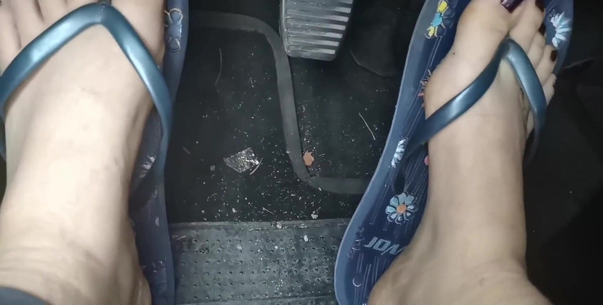 Nicoletta Embassi: Zwetende voeten in echt smakelijke teenslippers pedaal pompen op de...