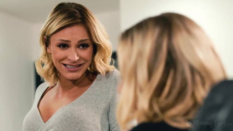 Mommy's Girl: Fata mamei vitrege - blonda minionă Emma Hix face sex la...