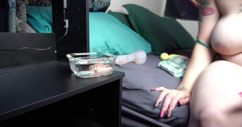 GothBunny6669: Läggdags cumming utan tänder