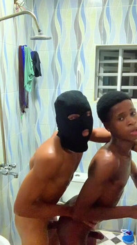 Chico Joven Se Jodió Adentro.. Baño, Sala De Estar Y Cocina