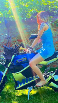 Tření kundičky na motocyklu Mokré škádlení a orgasmus