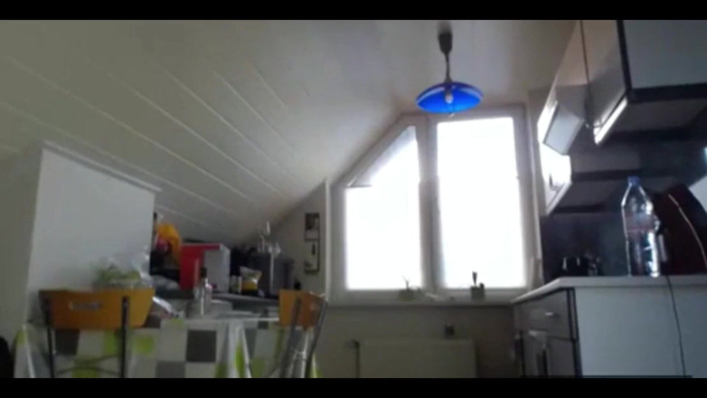 Sexydea: Sexydea dengan pantat besar yang menakjubkan menunjukkan kaki comelnya