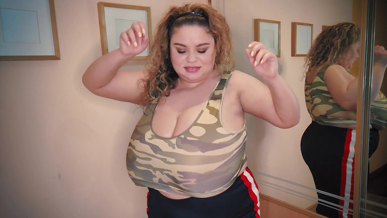 Anna Katz: Tetas rebentando tops em câmera lenta