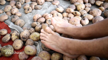 Dreichwe: Touching delicious potatoes with the feet