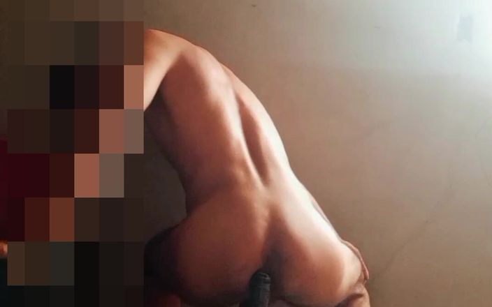 213san: Lunedi per gambe e glutei con dildo squat