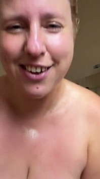 MILF germană te prinde spionând - POV Sex virtual în duș