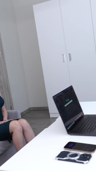 ¡Uau! la entrevista de trabajo fue muy exitosa y ahora dos chicos me están follando duro con sus enormes pollas en un sofá de oficina barato!