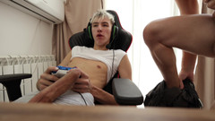 Sandro Jenner: Ayah tiri meniduri twink comel di mulut dan lubang dibanjiri...