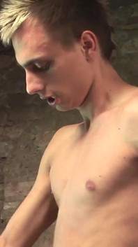 Videoclip exclusiv Fără prezervativ: cuplu de blondă și maro dornică de pulă se fut anal