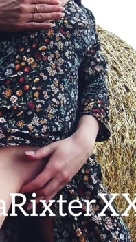 Elsarixterxxx. gorący dzień na zewnątrz, byłem po raz kolejny chodzenie bez majtek i postanowiłem się cieszyć w pobliżu stogu siana.