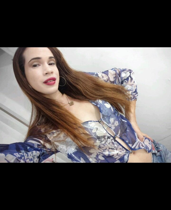 Ladyboy Karl: Sborra in bocca dopo essersi masturbato da solo