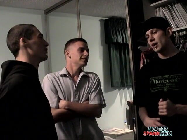 Skater Spank: Оргія лупцювання чувака!