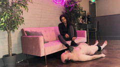 Domestic femdom: कड़ी मेहनत के बाद मेरे पैर पसीने से तर हैं