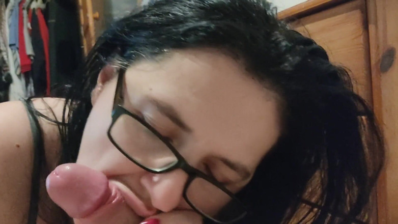 Winonna8: Mamă sexy suge pula și înghite spermă