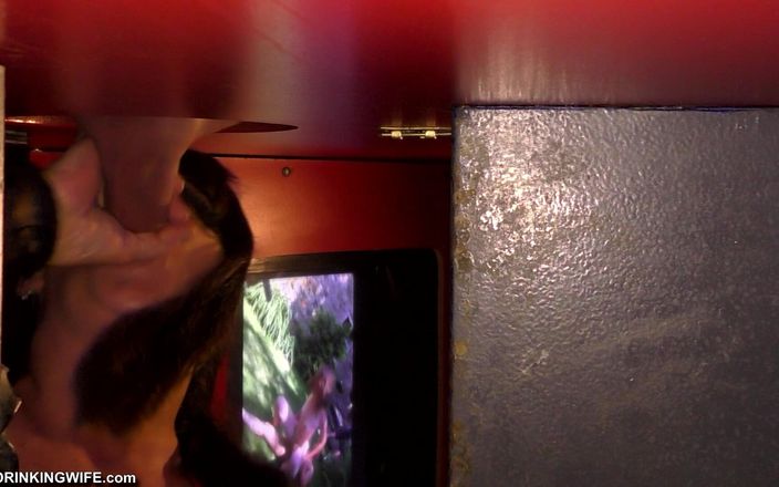 Cumdrinking Wife: Une vide-couilles de cinéma pour adultes sert des bites au...