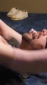 Enfiando meus pés na cara dele