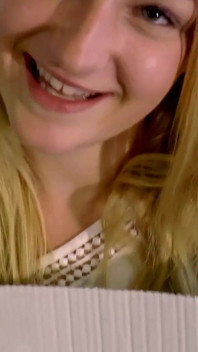 Sexy mladá blondýnka je ošukaná cizím masivním ptákem a kouří