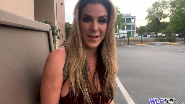 MILF Trip: Seksi orta yaşlı seksi kadın kayla paige soyunuyor ve yaramazlık...