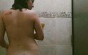 Eliza White: Giocando in doccia