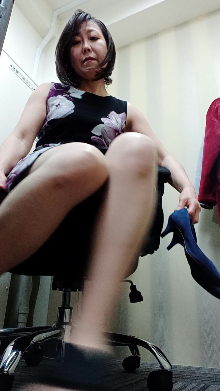 Mayumi Kanzaki: Porter Des Collants Dans La Salle D’attente Pour Une Séance...