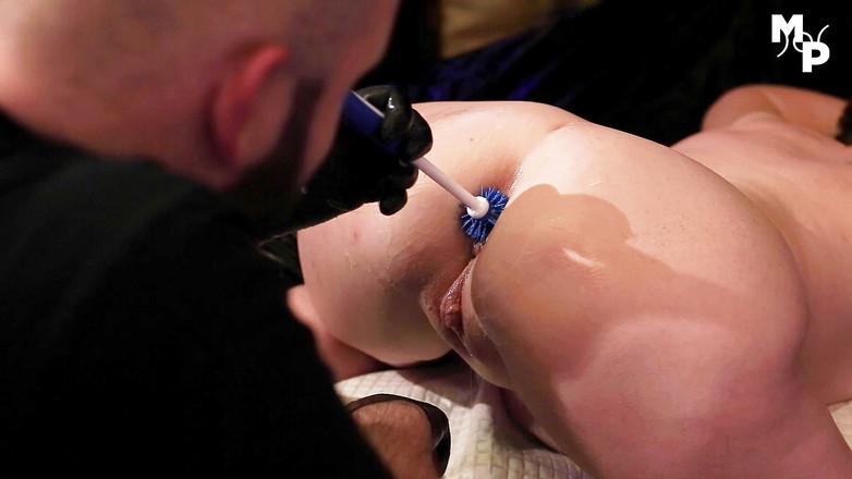 Marcus Pollack: 彼女のお尻の穴はブラシアウトされます