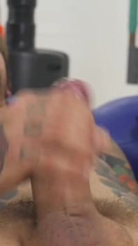 Due uomini etero tatuati in palestra