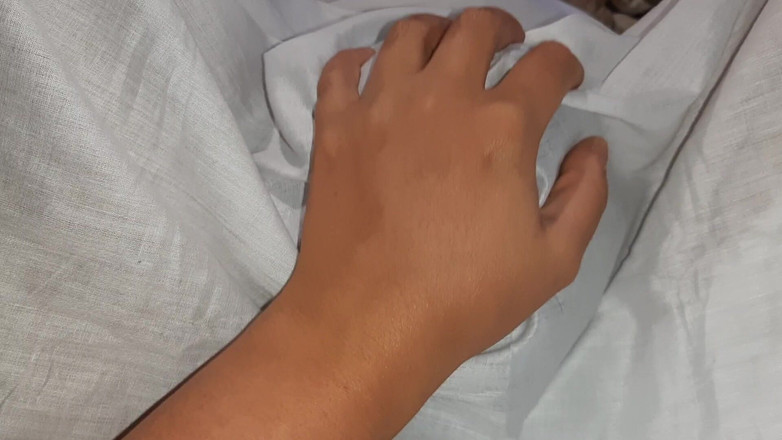 Lesbian-illusion: Teman wanita jiran saya membangunkan saya di bawah selimut dengan...