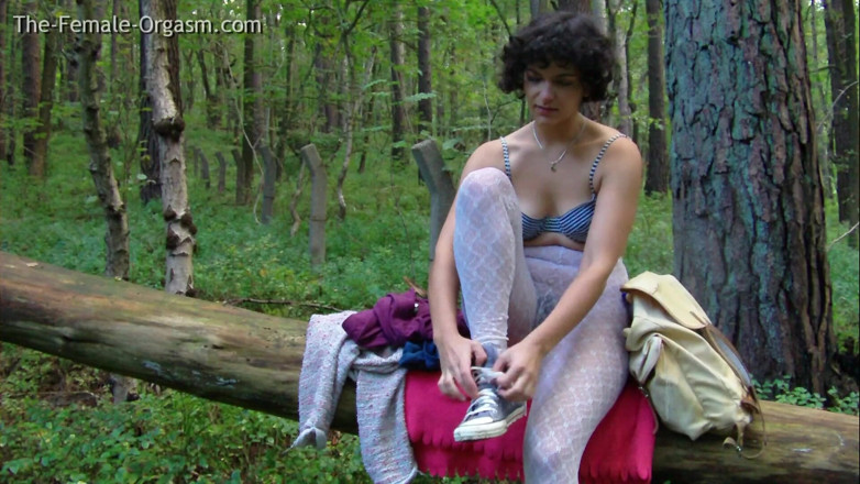 The Female Orgasm: Laura Neat i skogen