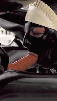 Analinspektion des Rubberdoll-zimmermädchens in der Klinik