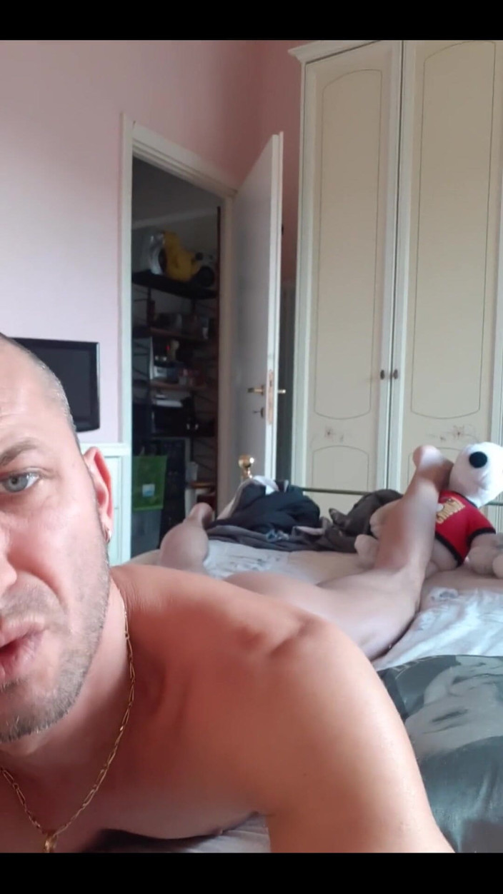 Boy jerking off:  Băiatul se masturbează 
