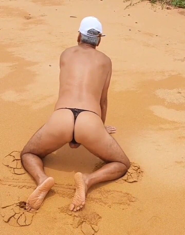 Ladysilvas: Ladysilva crossdresser en la playa en bragas, qué culo caliente