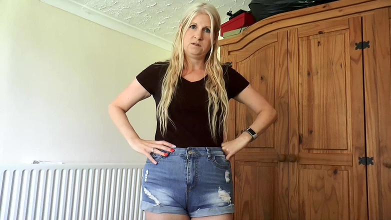 Britishmilf: तुम्हारी सौतेली बहन से पादने की सजा