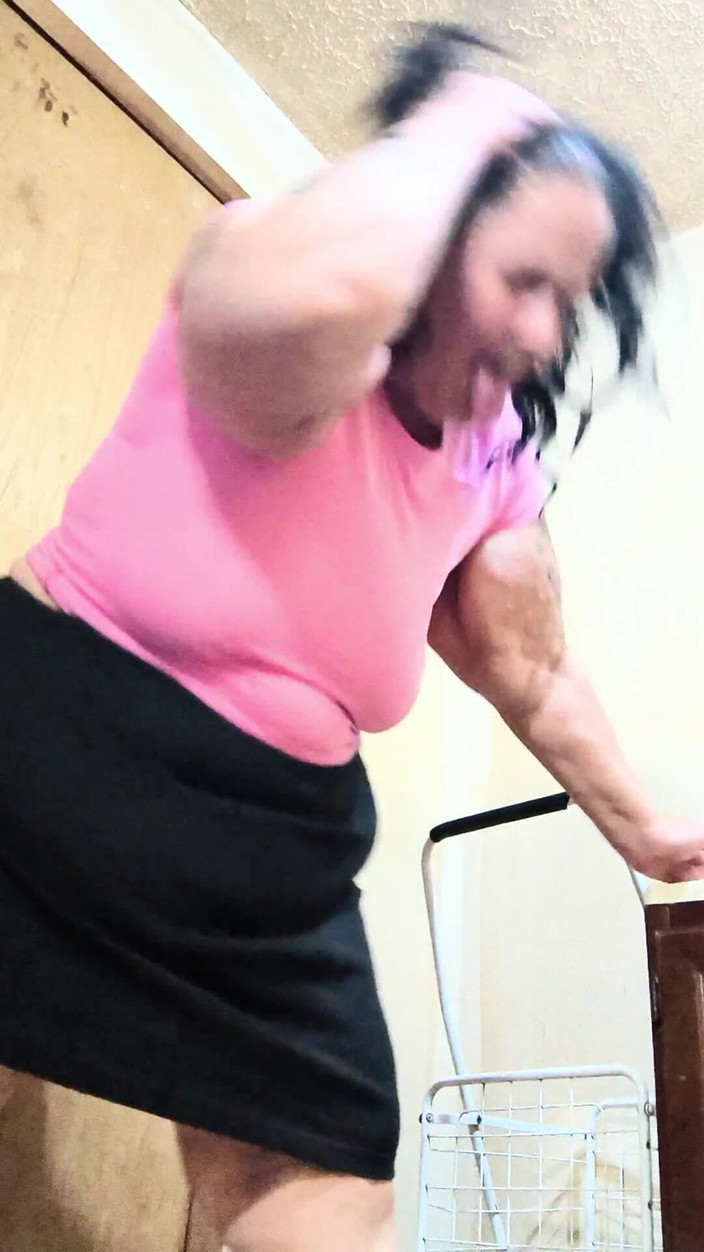 HerculesnVENUS: 彼らはドアを壊しそうになりました、今、彼女は床に潮吹きをしています